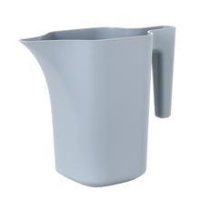 Svetlo šedá konvička na zalievanie.