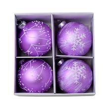 Sada štyroch fialových sklenených vianočných gúľ s rôznymi vzormi.