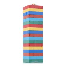 Farebné bloky JENGA postavené do veže.