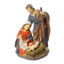 Vianočný betlehem s postavami Panny Márie, Jozefa a Ježiška.