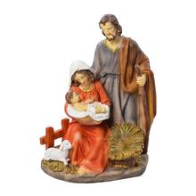 Vianočný betlehem s postavami Panny Márie, Jozefa a Ježiška.