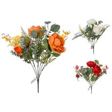 Kytica pivoniek s drobnými kvetmi a zeleňou.