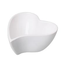 Biely keramický obal v tvare srdca.