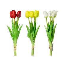 Kytica umelých tulipánov v červenej, žltej a bielej farbe.