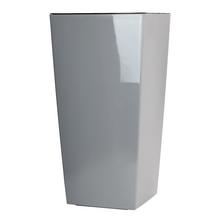 Štvorcový vysoký kvetináč v šedej farbe.