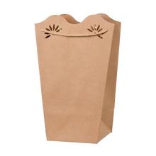 Kraft taška na kvety s vyrezávaným vzorom.