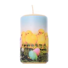 Veľkonočná sviečka s kuriatkami a vajíčkami.
