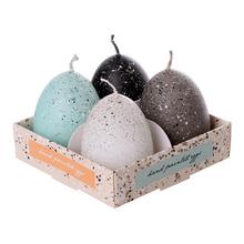 Sada veľkonočných sviečok vo forme vajec s bodkami.