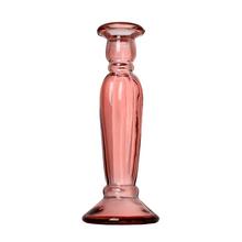 Ružová sklenená váza s elegantným dizajnom.