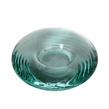 Sklenený svietnik v tvare kruhu s farebným sklom.