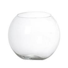 Priehľadná sklenená guľa na dekoráciu.