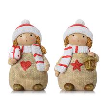 Detské figúrky v mikulášskych čiapkach a šáloch v béžovej, červenej a bielej farbe.