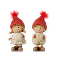 Detské dekorácie s béžovými postavičkami a červenými čiapkami.