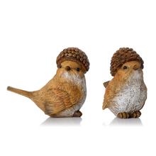 Hnedý vtáčik s klobúčikom z šišky a žaludu.