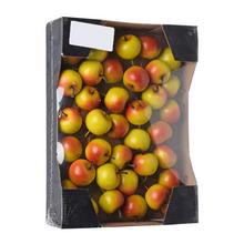 Box s umelými jablkami v zelenej a červenej farbe.