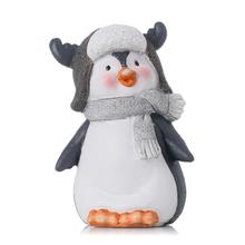 Tučniak z polyrezinu s čiapkou a šálom.