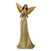 Dekoračný anjel so zlatými krídlami a srdcom.