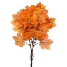 Umelý konár s jesenným lístím javoru v oranžovej farbe.
