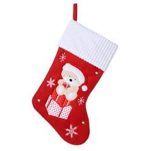 Vianočné ponožky s medvedíkom v červenej farbe.