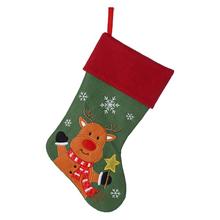 Vianočné ponožky so sobom v červenej a zelenej farbe.