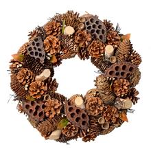 Vianočný veniec z prírodných šišiek a dreva.