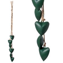 Zelený kovový záves srdce s rolničkami, 40 cm.