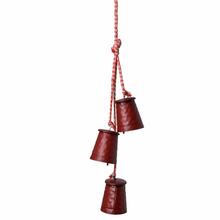 Záves zvončeky v červenej farbe s tromi zvončekmi.