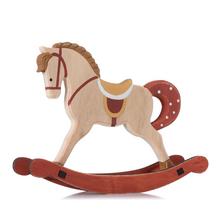 Húpačka v tvare koníka z prírodného dreva s červenými detailmi.