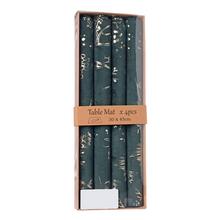 Sada prestieraní s kvetinovým vzorom v tmavozelenej farbe.