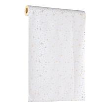 Biely obrus s hviezdami v zlatej a striebornej farbe.