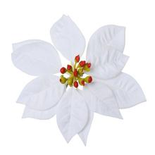 Biela umelá ruža na štipci s červenými bobuľami.