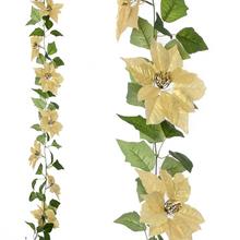 Zlatá girlanda s vianočnými ružami a zelenými listami.