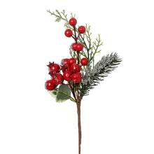 Umelý zápich tuja s červenými bobuľami a čečinou.