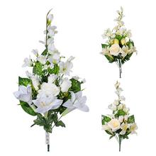 Kytica umelých kvetov s ružami a ľaliami.