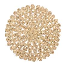 Kruhové prestieranie z prútia s ozdobným okrajom.