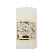 Biela vonná sviečka s kvetinovým dizajnom.