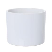 Biely keramický obal na kvety s priemerom 28 cm.