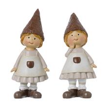 Dve dievčatá v béžových šatách a hnedých klobúkoch.