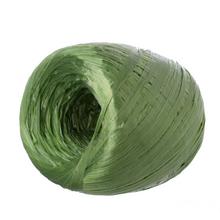 Zelená syntetická rafia v rolke.