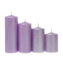 Sada fialových adventných sviečok rôznych veľkostí.
