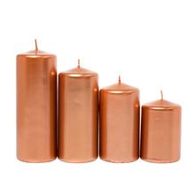 Sada adventných sviečok v metalickej farbe.