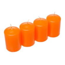 Sada štyroch oranžových adventných sviečok.