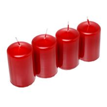 Sada štyroch červených adventných sviečok.