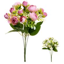 Kytica ranunculus s ružovými a bielymi kvetmi.