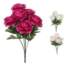 Kytica ranunkulus v mixe farieb s deviatimi kvetmi.