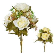Umelá kytica ruží s bielymi kvetmi.