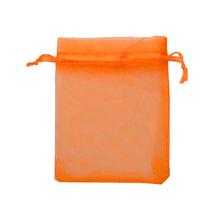 Tmavo oranžové organzové vrecko s rozmermi 7,5x10 cm.