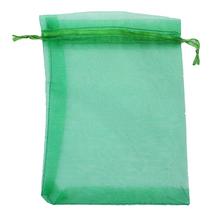 Tmavozelené organzové vrecko s rozmermi 15x23 cm.