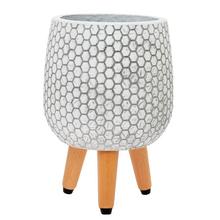 Keramický kvetináč s antickým vzhľadom a drevenými nohami.