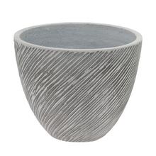 Biely keramický kvetináč s textúrovaným povrchom.